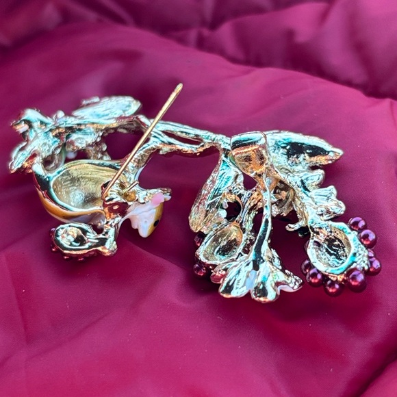 Brand New Whimsical Woodland Field Mouse Raspberry Vine Floral Brooch Enamel Pin - Picture 11 of 12